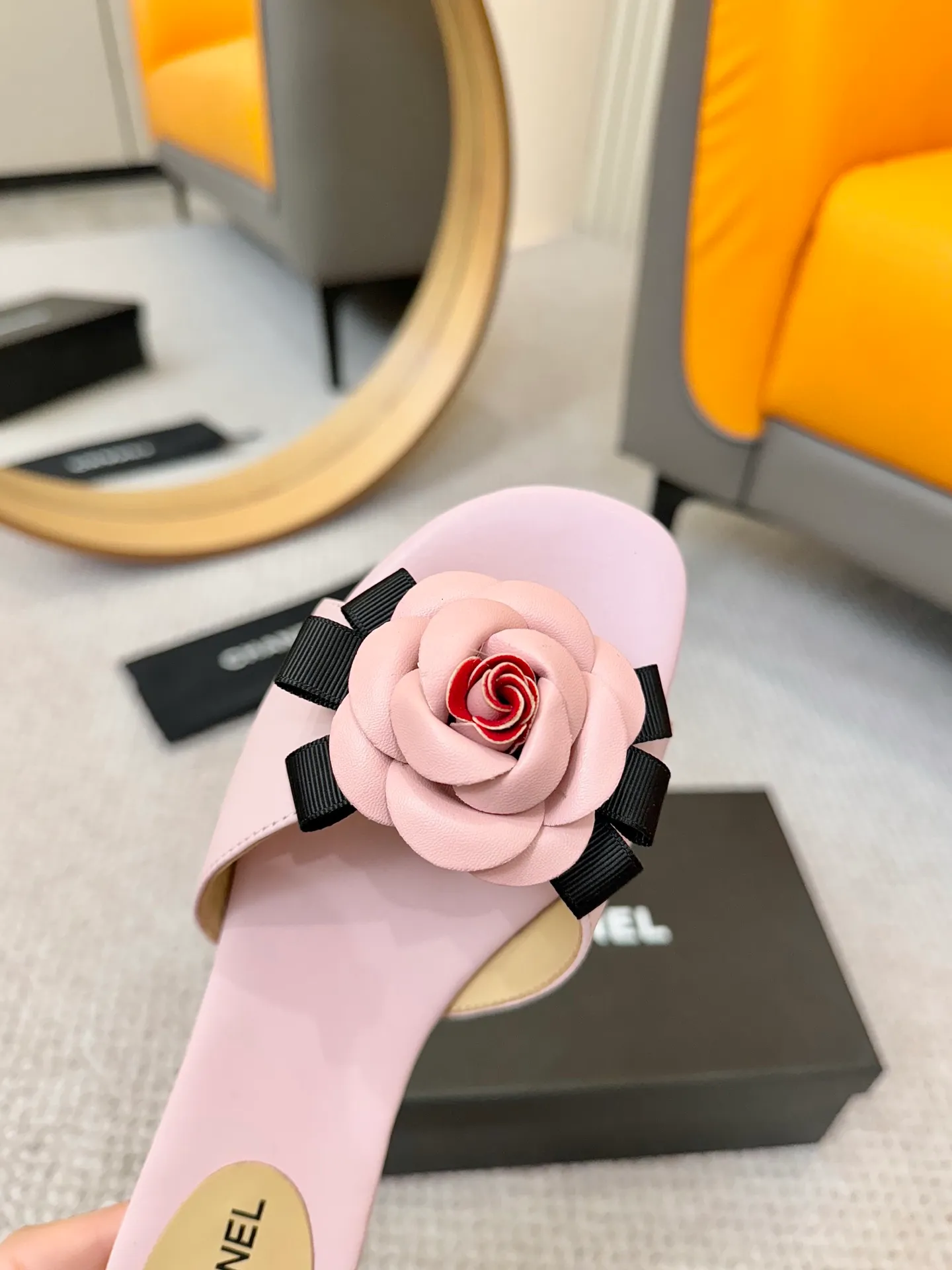 👟👟Ex-factory price 440👟👟 CHANEL Xiaoxiang ss25P new spring and summer thick-soled camellia slippers CHANE*｜Xiaoxiang ss25P new spring and summer thick-soled camellia slippers series! This season’s camellia series is really beautiful😍Grandma Xiang’s family has always been elegant and ladylike, full of high-end looks! It’s very nice on the feet~Whether it’s worn barefoot or paired with skirts or trousers, it’s very versatile! Incomparably beautiful! Especially fairy🧚overwhelmingly girly‼ Number of yards: 35-40 yards